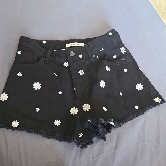 Pacsun high rise festival Daisy Floral Black Denim shorts - Picture 1 of 7